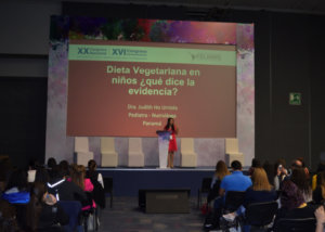 Dra. Judith Ho presentando el Tema de "Dieta Vegetariana en pacientes pediátricos" . Congreso FELANPE, 2018.