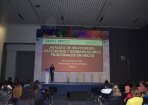 Mgter. Lara Hudy presentando su conferencia sobre "Análisis de microbioma, patógenos y marcadores funcionales en heces" Excelente presentación
