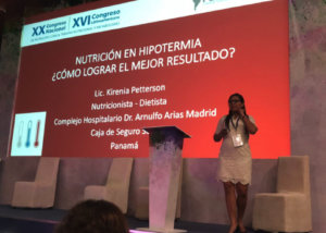 Lic. Kirenia Petterson, nutricionista, presentando el tema de Nutrición en Hipotermia Terapéutica en UCI.